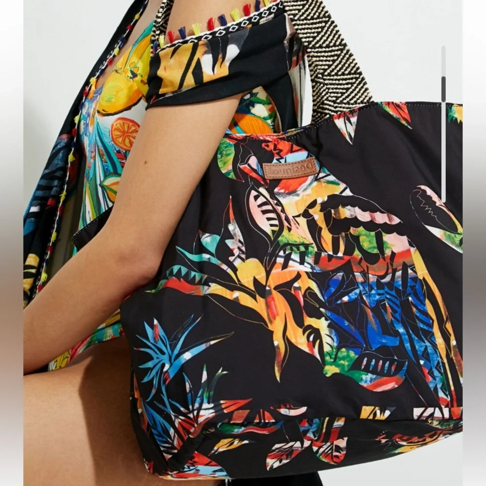 Desigual BEACH BAG REVERSIBLE - BNWT - on sale! 🥳 include a sling bag - Picture 3 of 8